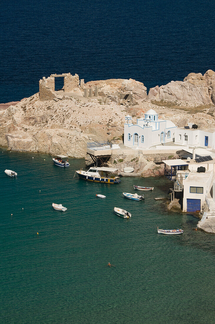 Griechenland, Kykladen, Insel Milos, Ortschaft Firopotamos, Boote und Gebäude in Ufernähe.