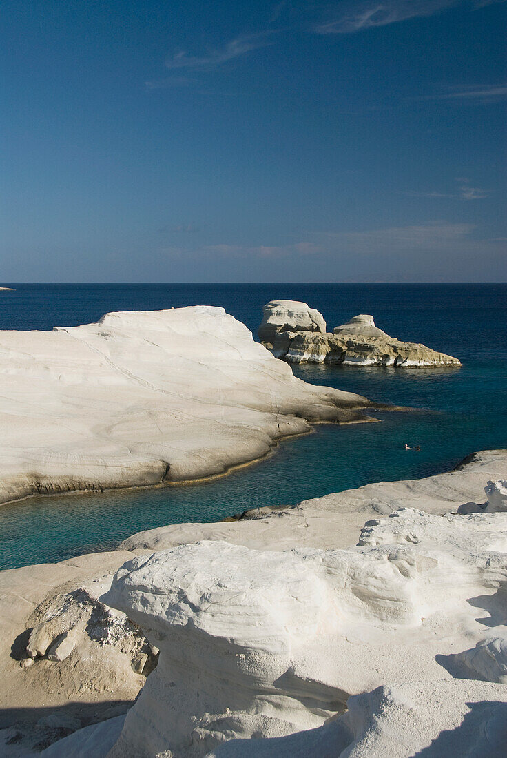 Griechenland, Kykladen, Insel Milos, Vulkanische Formationen bilden den Sarakiniko Strand.