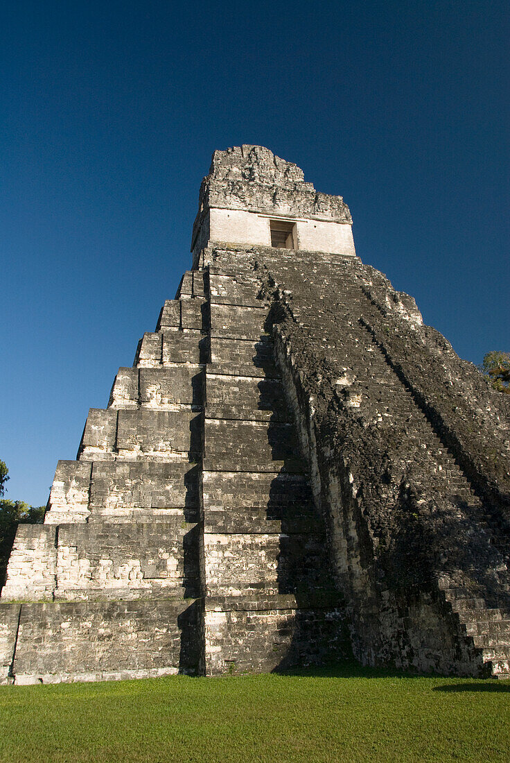 Guatemala, Peten, Tikal-Nationalpark, Jaguar-Tempel auf dem großen Platz.