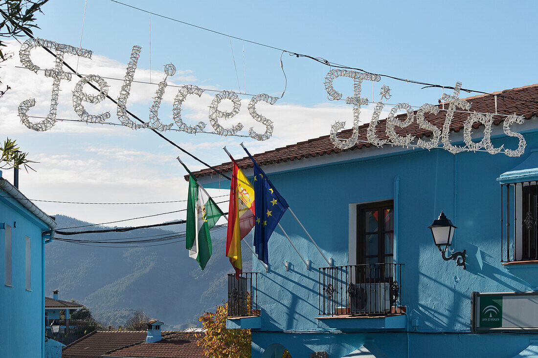 Ein weihnachtlich geschmücktes und blau gestrichenes Rathaus als Werbung für den Schlumpf-Film; Juzcar Malaga Spanien