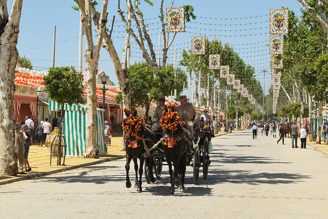 Pferd und Kutsche auf der Straße für die April-Messe; Sevilla Andalusien Spanien