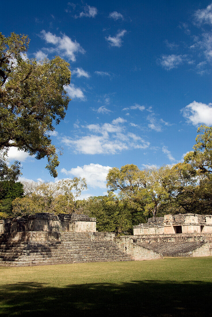 Honduras, Copan Ruinas, Copan Archeological Park, Struktur # 9 (links), Ballspielplatz (rechts)