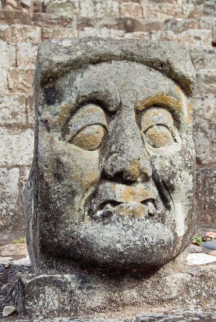 Honduras, Copan Ruinen, Archäologischer Park von Copan, in Stein gehauenes Gesicht auf den Stufen des Osthofs