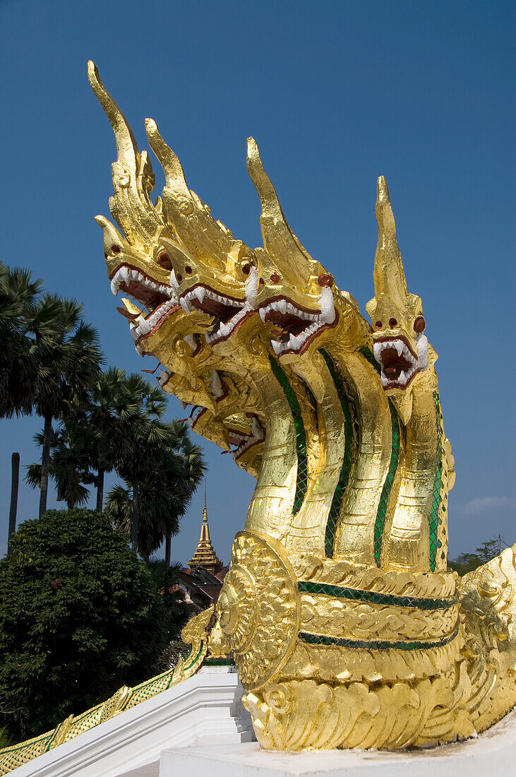 Laos, Luang Prabang, Wat Sen, architektonisches Detail, mehrere Drachenköpfe.