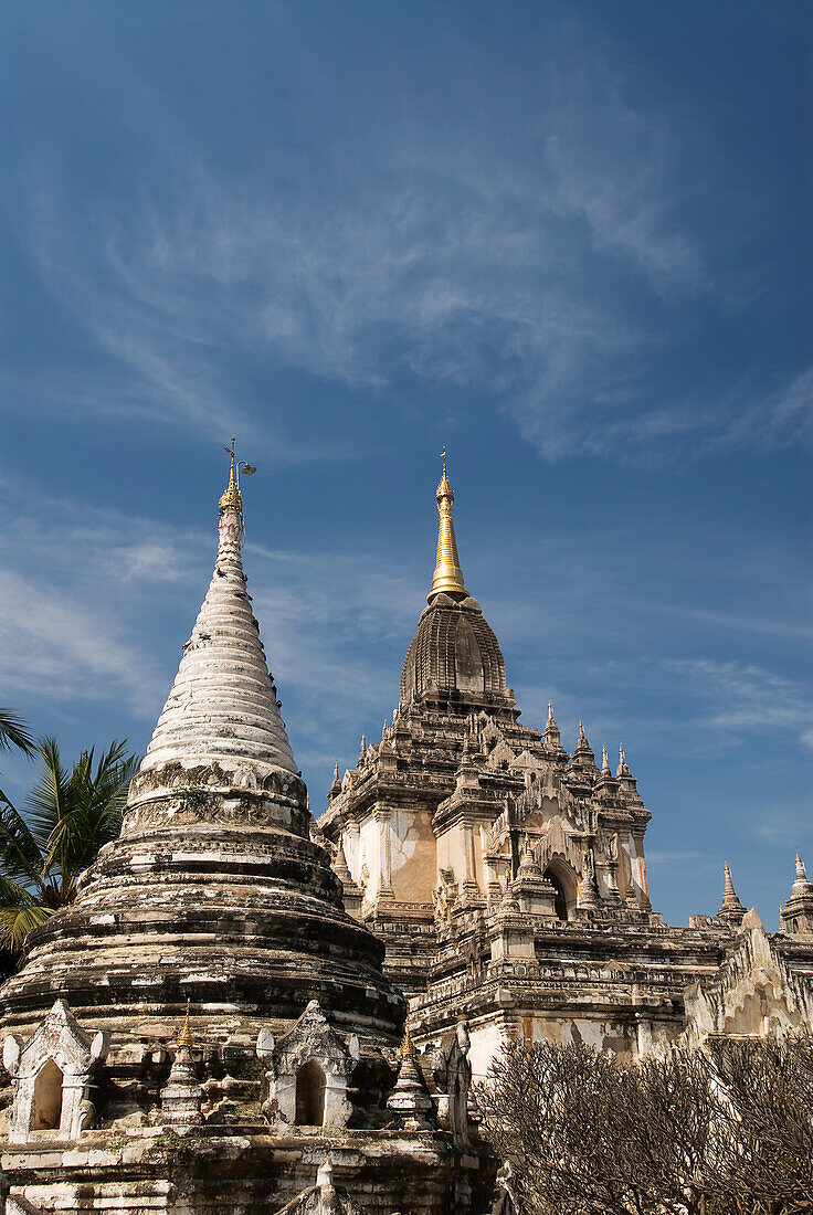 Myanmar, Bagan, Gawdawpalin Pahto, Detail von Gebäudedächern.