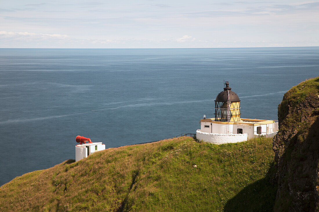 Signalstation mit Leuchtturm und Nebelhorn bei St Abb's Head; Scottish Borders Schottland