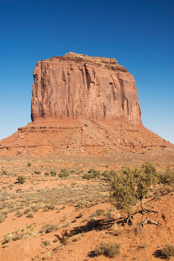 Arizona, Navajo Tribal Park, Monument Valley, Blick auf die Merrick Butte in der Wüste.