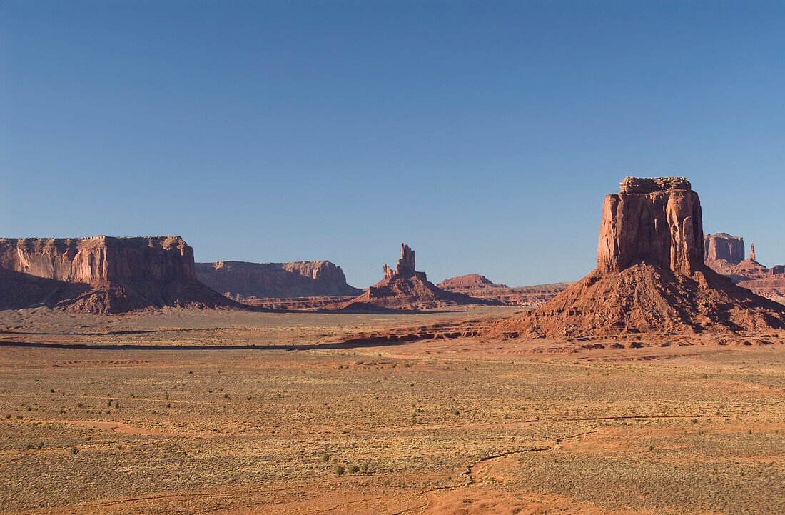 Arizona, Navajo Tribal Park, Monument Valley, Blick auf den Merrick Butte in der Wüste.