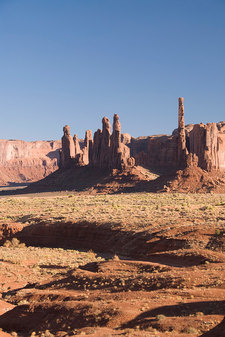 Arizona, Navajo Stammespark, Monument Valley, Blick auf den Totempfahl und Yei Bi Chei.