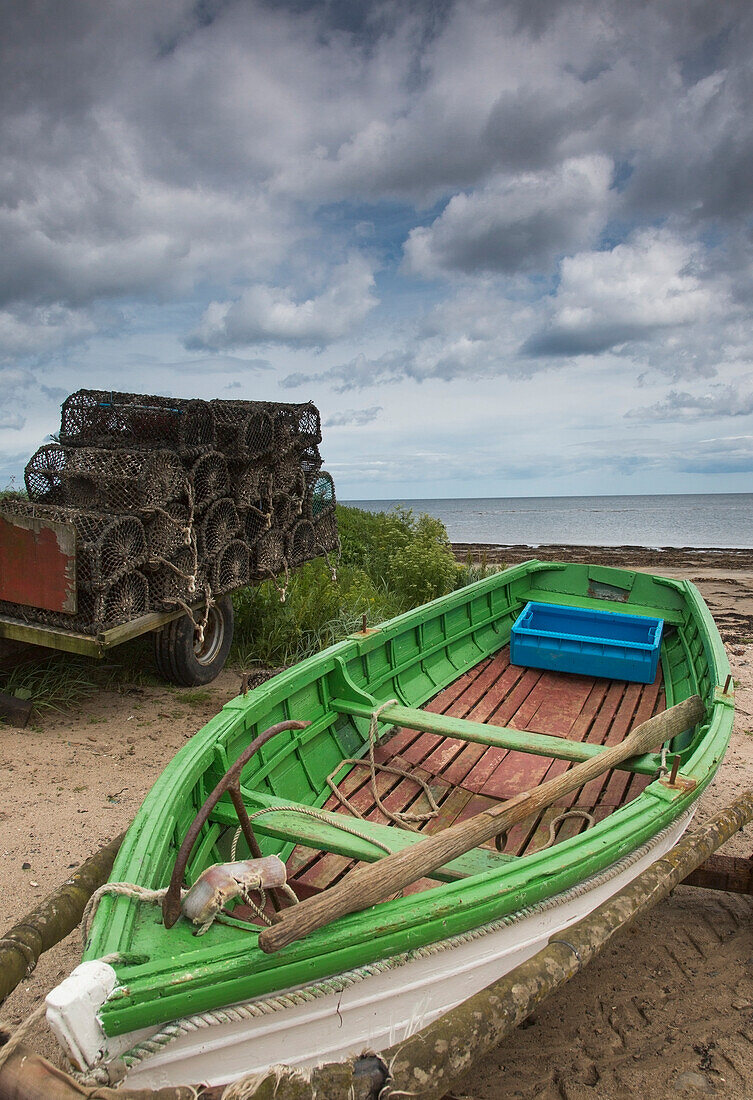 Ein Boot und Fallen in einem Anhänger am Strand; Boulmer Northumberland England