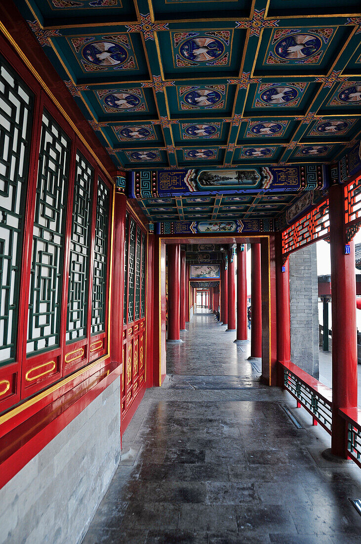 Farbenfrohes verziertes Gebäude mit roten Säulen; Peking China