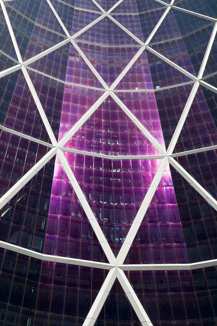 Detail eines Glasgebäudes, das die Sonne reflektiert, mit einer Metallfassade im Diamantdesign; Calgary Alberta Kanada