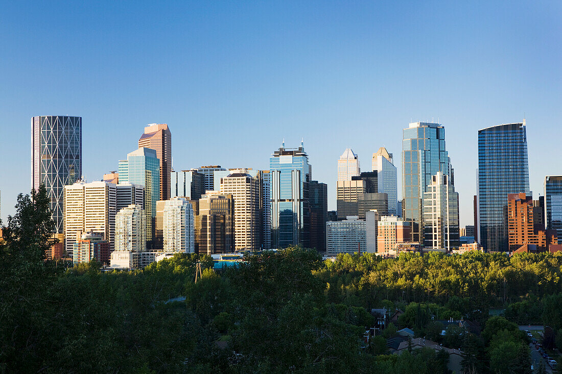 Frühmorgendliche Stadtsilhouette von Calgary mit blauem Himmel; Calgary Alberta Kanada