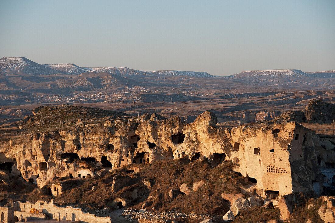 Landschaft und in Höhlen gebaute Gebäude; Urgup Nevsehir Türkei
