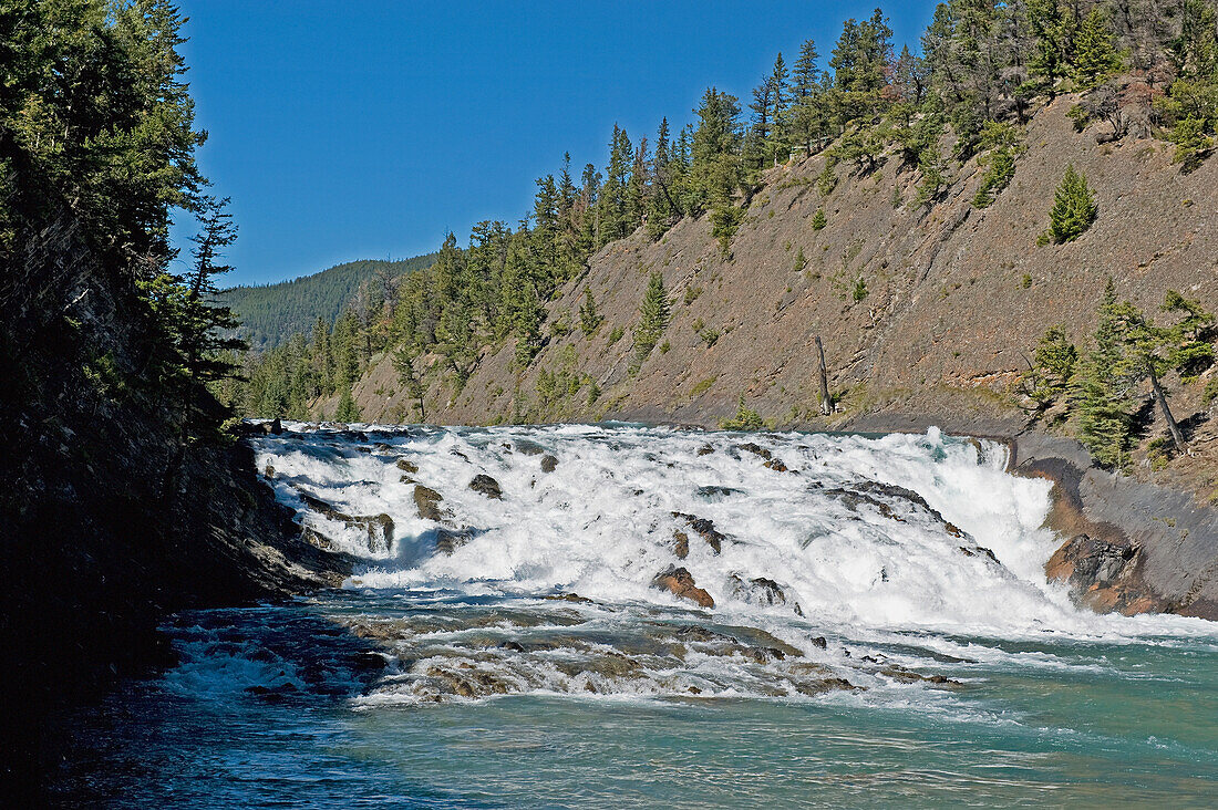 Wasser rauscht über Felsenfälle; Alberta Kanada