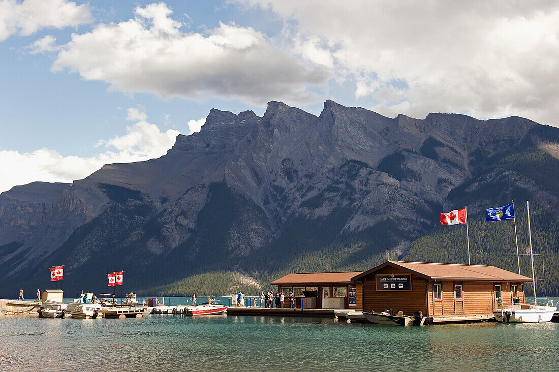 Ein Gebäude und Docks für Boote auf einem Bergsee; Banff Alberta Kanada