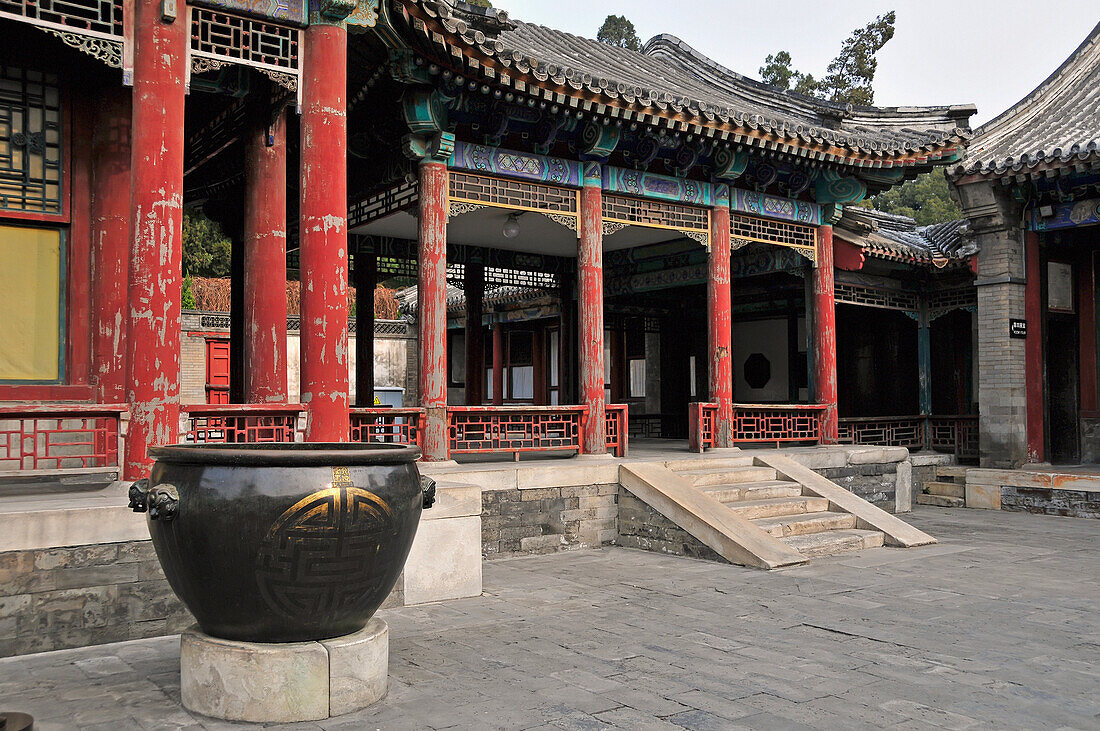 Ein Gebäude mit traditioneller chinesischer Architektur; Beijing China