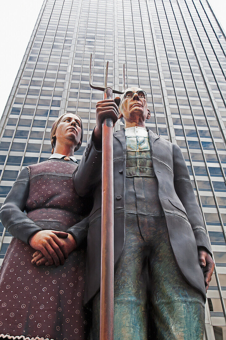 Amerikanische gotische Statue und ein Wolkenkratzer; Chicago Illinois Vereinigte Staaten Von Amerika