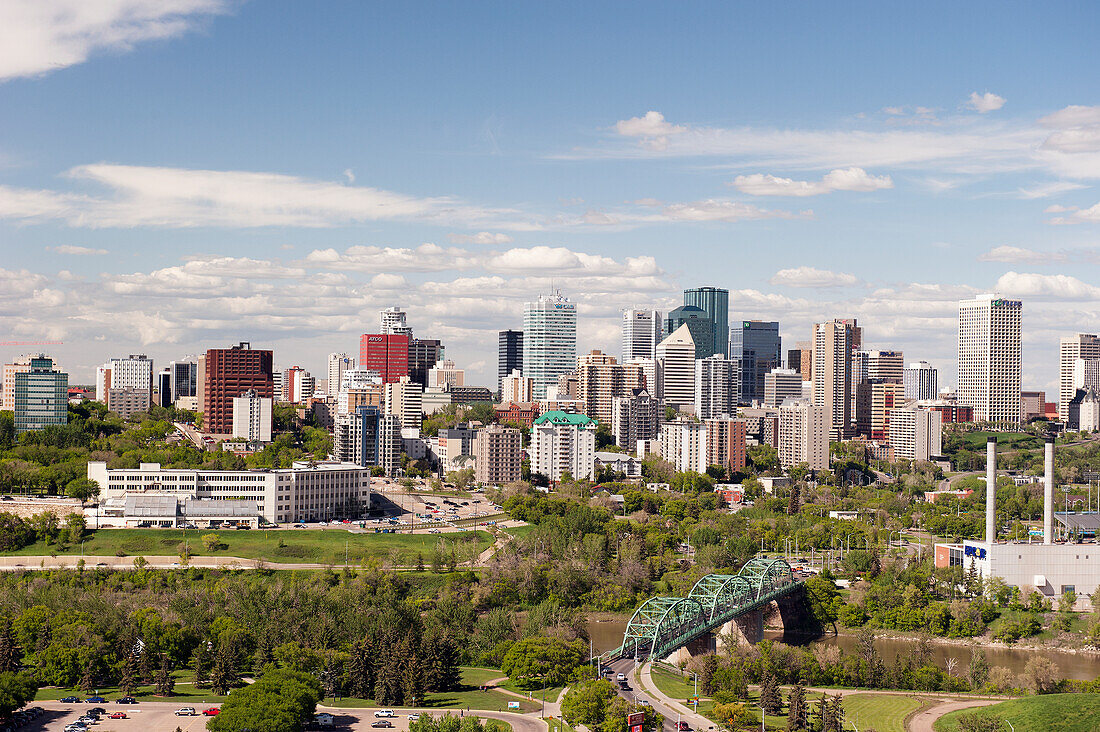 Blick auf das Stadtzentrum mit einer Brücke über den North Saskatchewan River; Edmonton Alberta Kanada