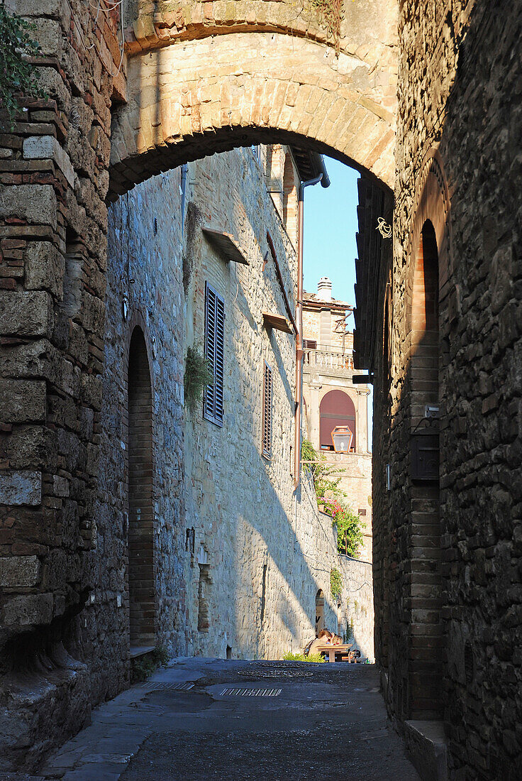 Eine Gasse zwischen Gebäuden; San Gimignano Italien