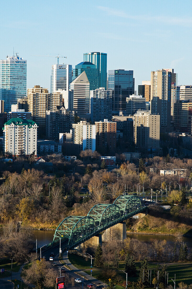 Walterdale Brücke über den North Saskatchewan River und das Stadtzentrum; Edmonton Alberta Kanada