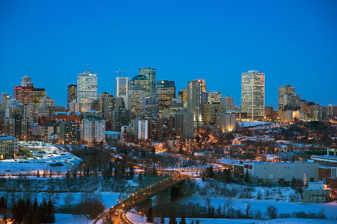 Skyline von Edmonton mit Lichtern, die Gebäude und Brücke beleuchten; Edmonton Alberta Kanada