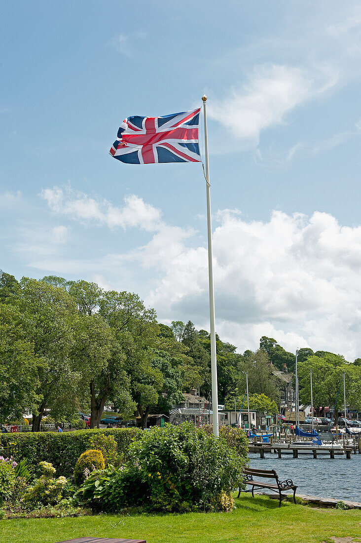 Union Jack Flagge weht am Ufer des Wassers; England