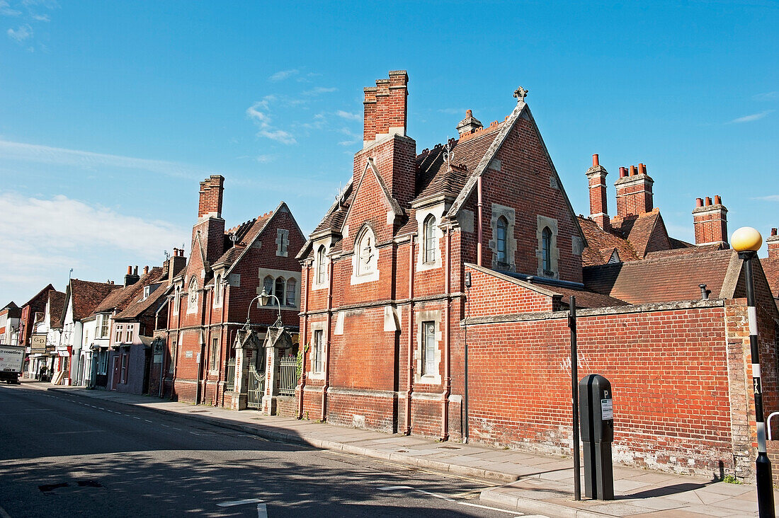 Backsteingebäude mit Schornsteinen entlang einer Straße; Salisbury England