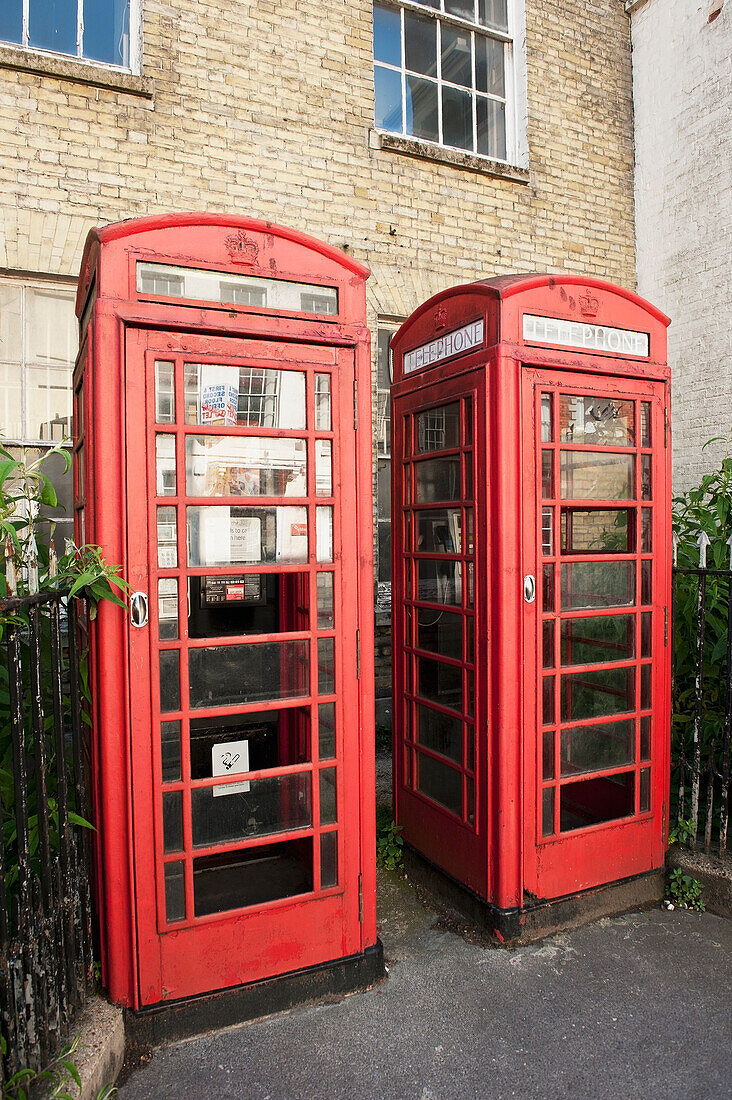 Zwei rote Telefonkabinen nebeneinander; Salisbury England