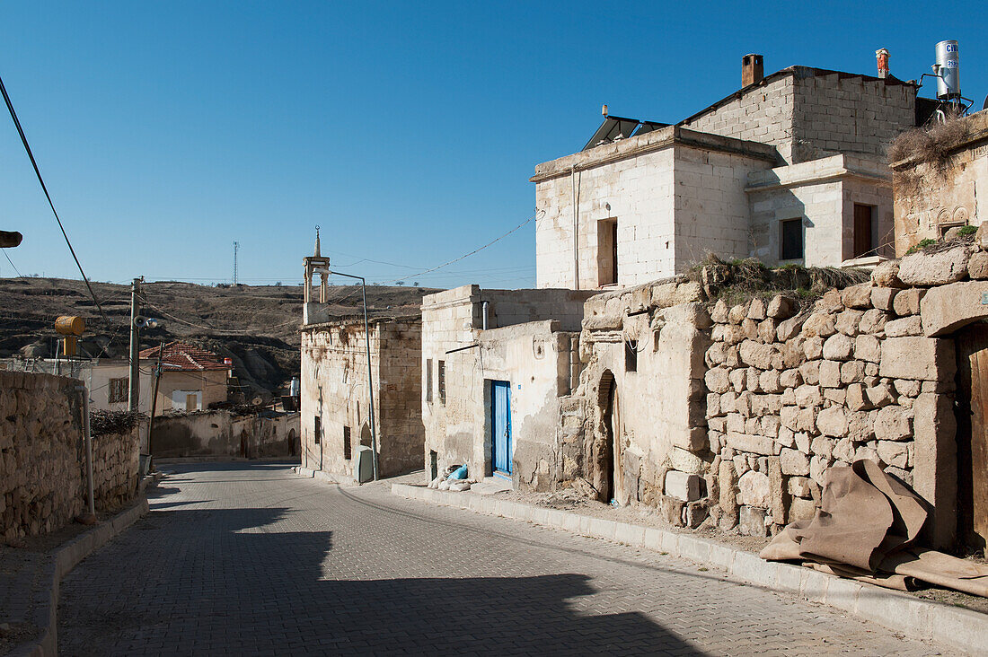 Gebäude entlang einer Straße mit blauem Himmel; Ortahisar Nevsehir Türkei