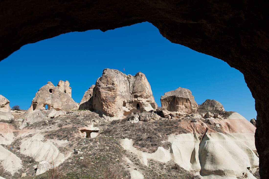 Ansicht der Pancarlik Kirche und des Klosters durch eine schemenhafte Öffnung; Nevsehir Türkei