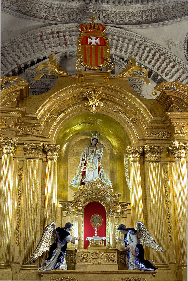 Guatemala, Antigua, interior of the church of Nuestra Senora de la Merced (Our Lady of Mercy), the main altar