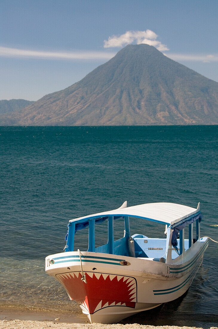 Guatemala, Atitlan-See, Ausflugsboote in der Nähe des Dorfes Panajachel, Vulkan San Pedro (Hintergrund)