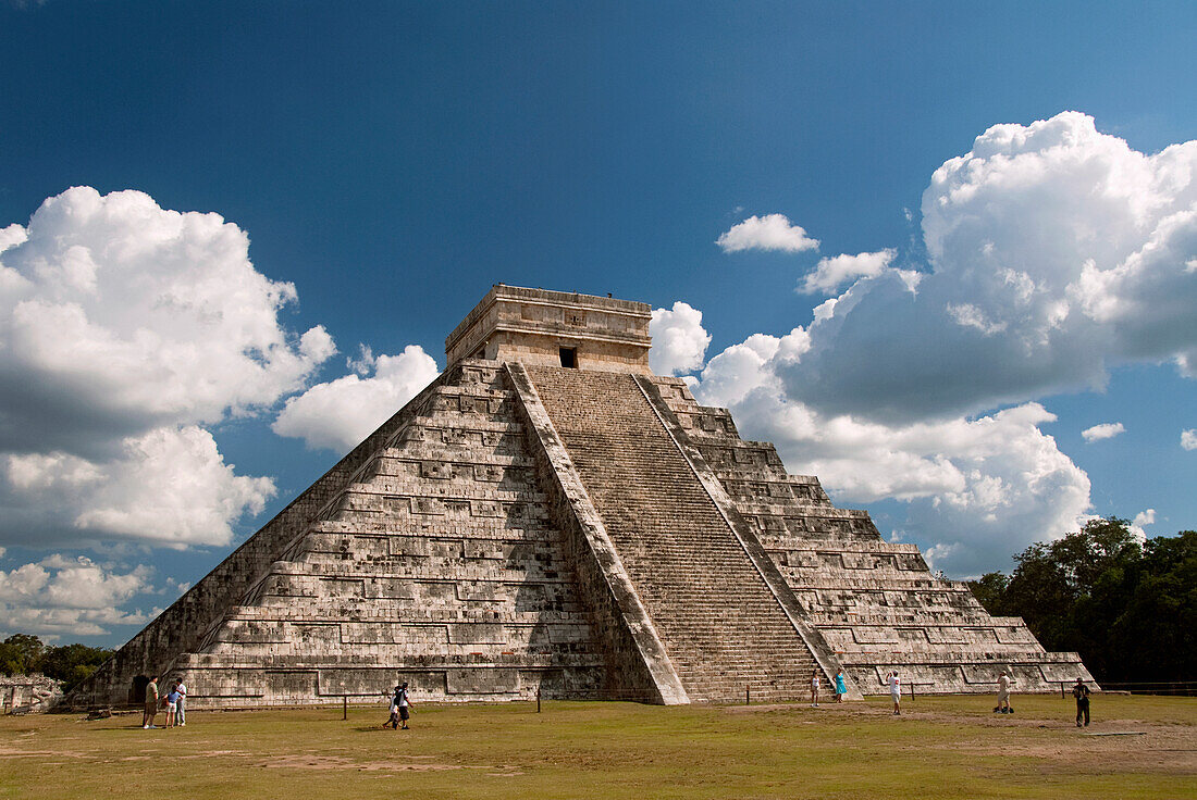 Mexiko, Yucatan, Chichen Itza, El Castillo (auch bekannt als die Pyramide von Kukulcan)