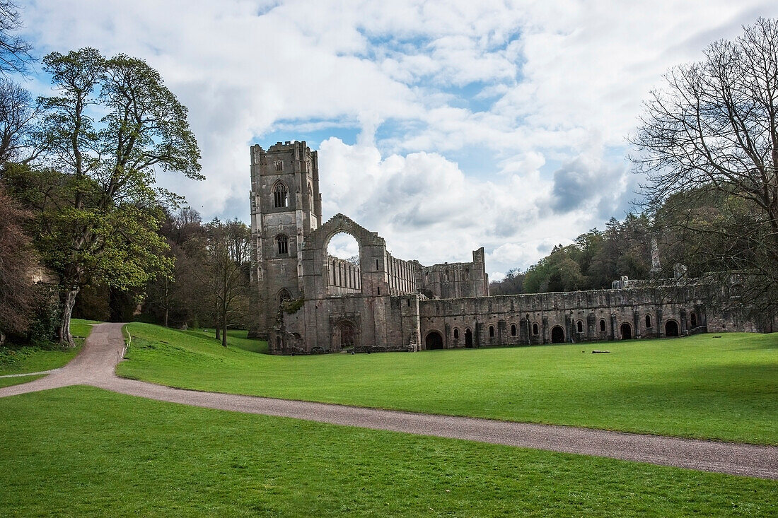 Fountains Abbey; Aldfield Nord Yorkshire England
