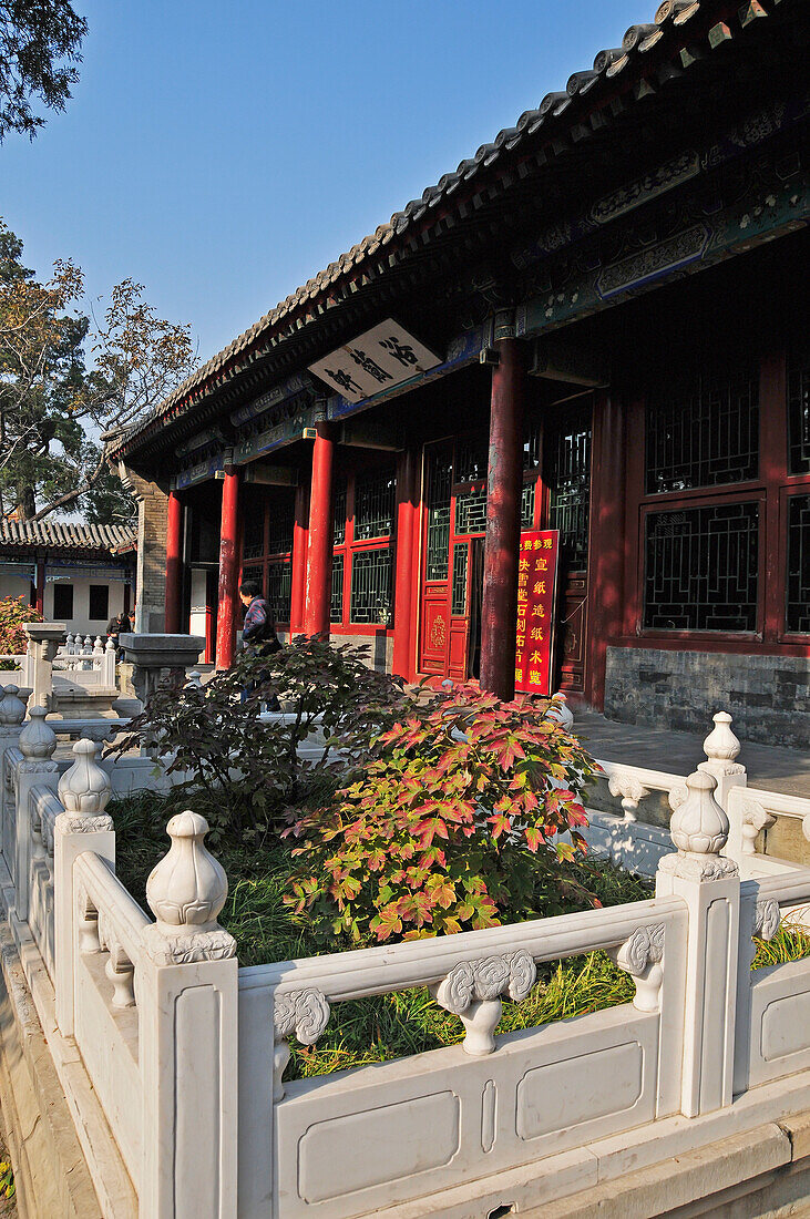 Landschaftsgestaltung vor einem Gebäude mit roten Säulen; Beijing China