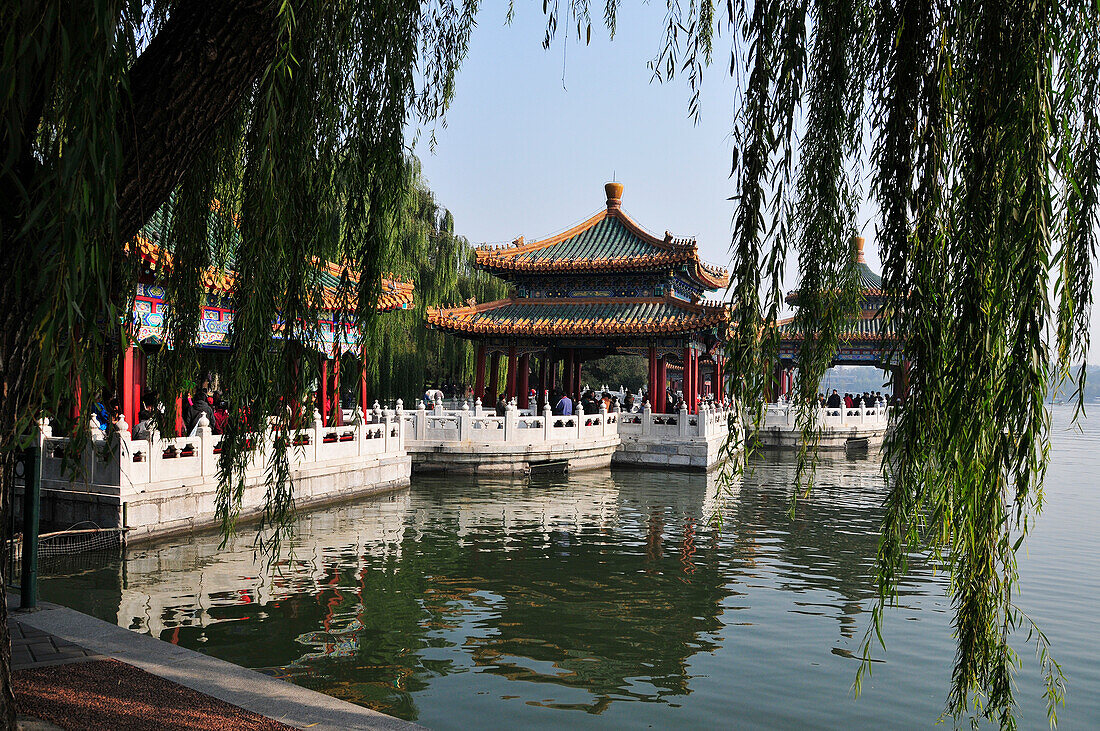 Gebäude spiegeln sich in einem ruhigen See; Peking China