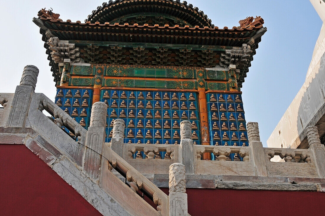 Eine bunte verzierte Mauer; Peking China
