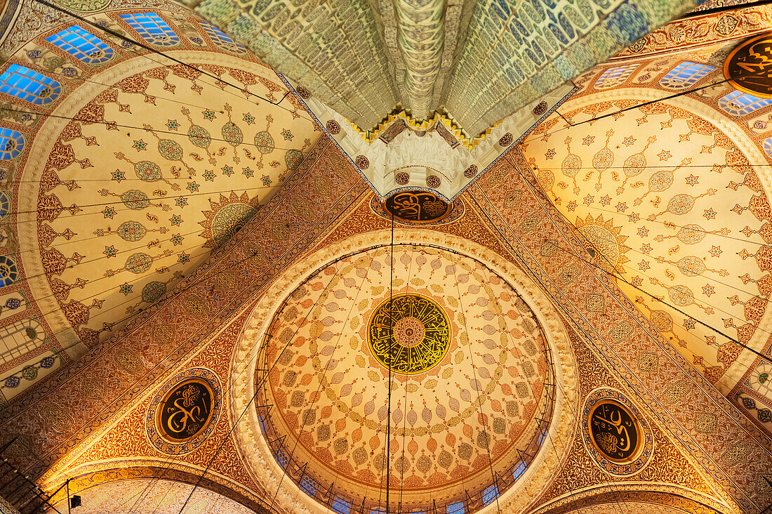 Niedriger Winkel der verschnörkelten Decke der Moschee des Sultans von Valide; Istanbul Türkei