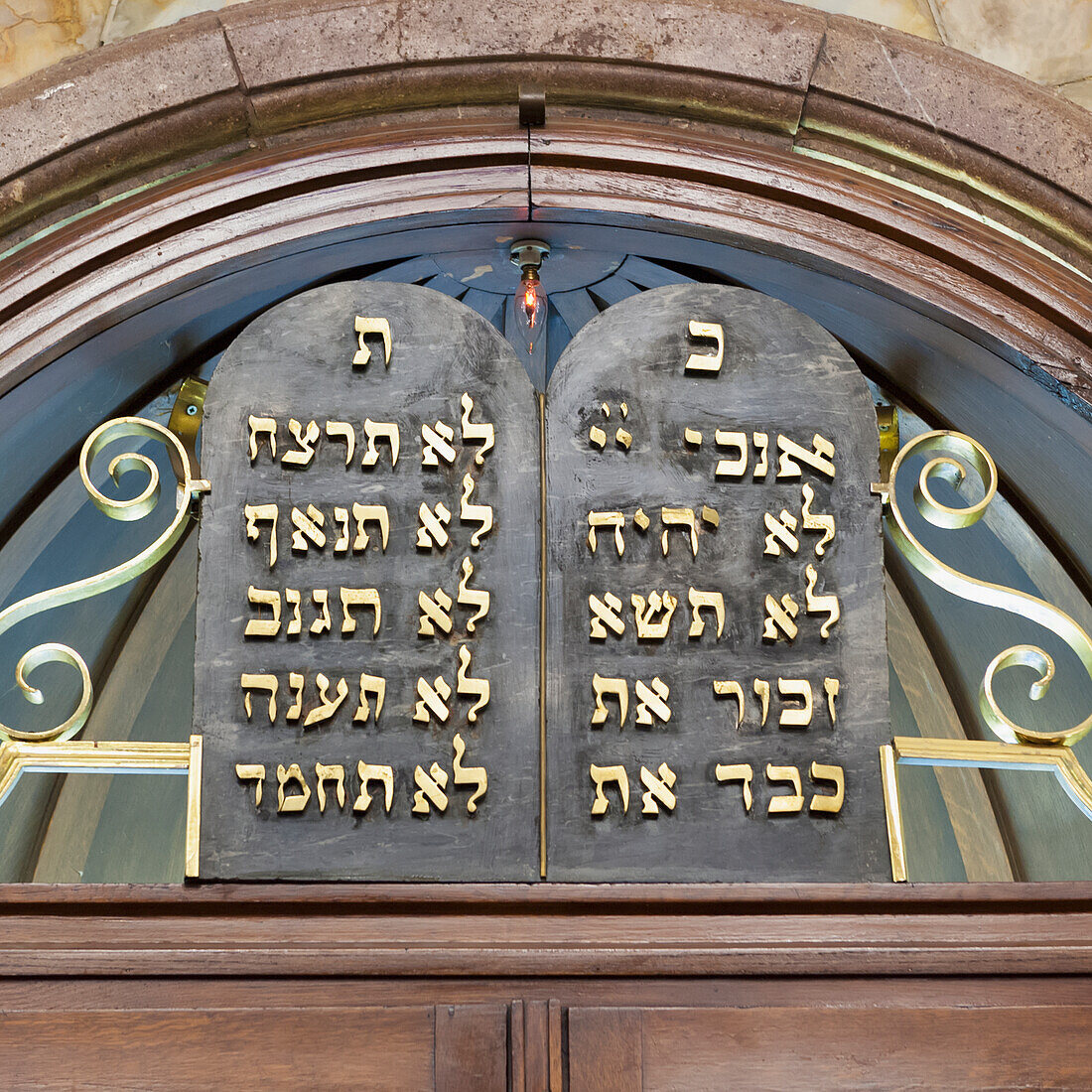 Hebräische Schrift auf einer Tafel in der Neve Salom Synagoge; Istanbul Türkei