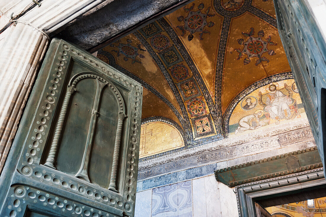 Verschnörkelte Decke im Hagia Sophia Museum; Istanbul Türkei