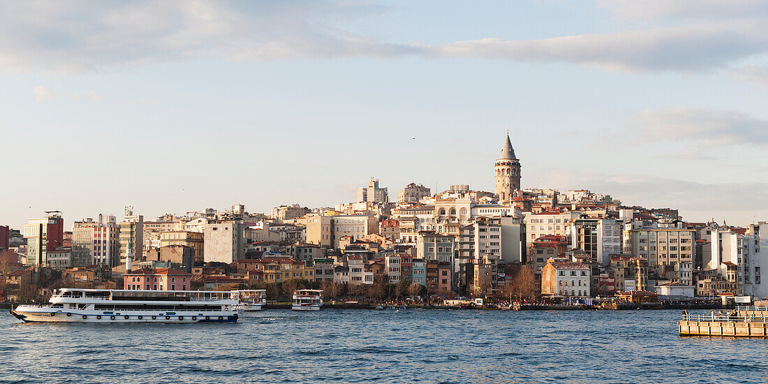 Stadtbild entlang der Uferlinie der Bosporusstraße; Istanbul Türkei