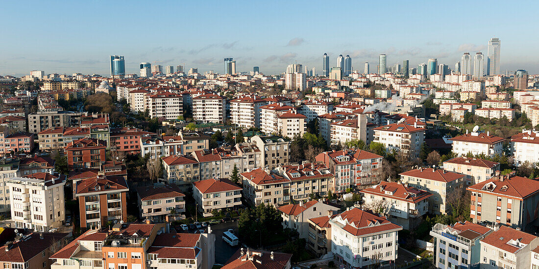 Stadtbild mit Wohngebäuden und Wolkenkratzern vor blauem Himmel; Istanbul Türkei