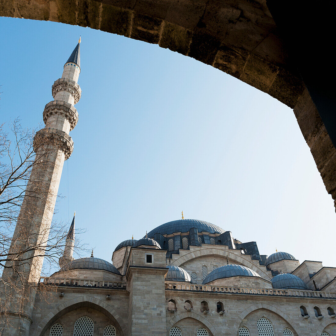 Niedriger Winkel der Süleymaniye Moschee vor blauem Himmel; Istanbul Türkei