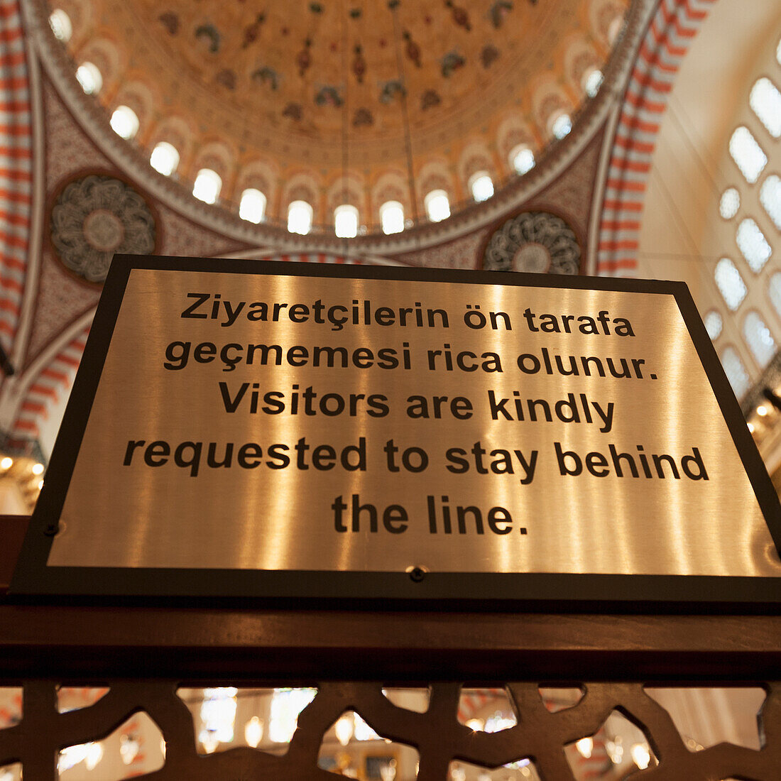 Hinweisschild für Besucher in der Süleymaniye-Moschee; Istanbul, Türkei