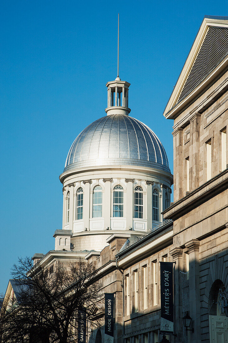 Silberne Kuppel des Bonsecours-Marktes vor blauem Himmel; Montreal Quebec Kanada