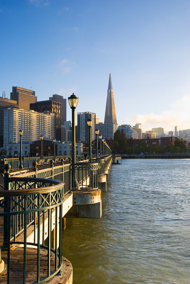 Downtown San Francisco und der Transamerica Tower von einem Pier bei Sonnenuntergang; San Francisco Kalifornien Vereinigte Staaten Von Amerika