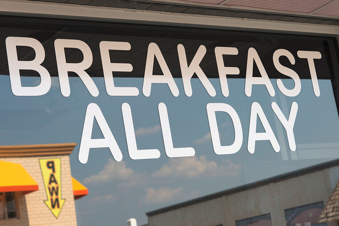 Schild an einem Fenster mit der Aufschrift Breakfast All Day; Branson Missouri Vereinigte Staaten Von Amerika
