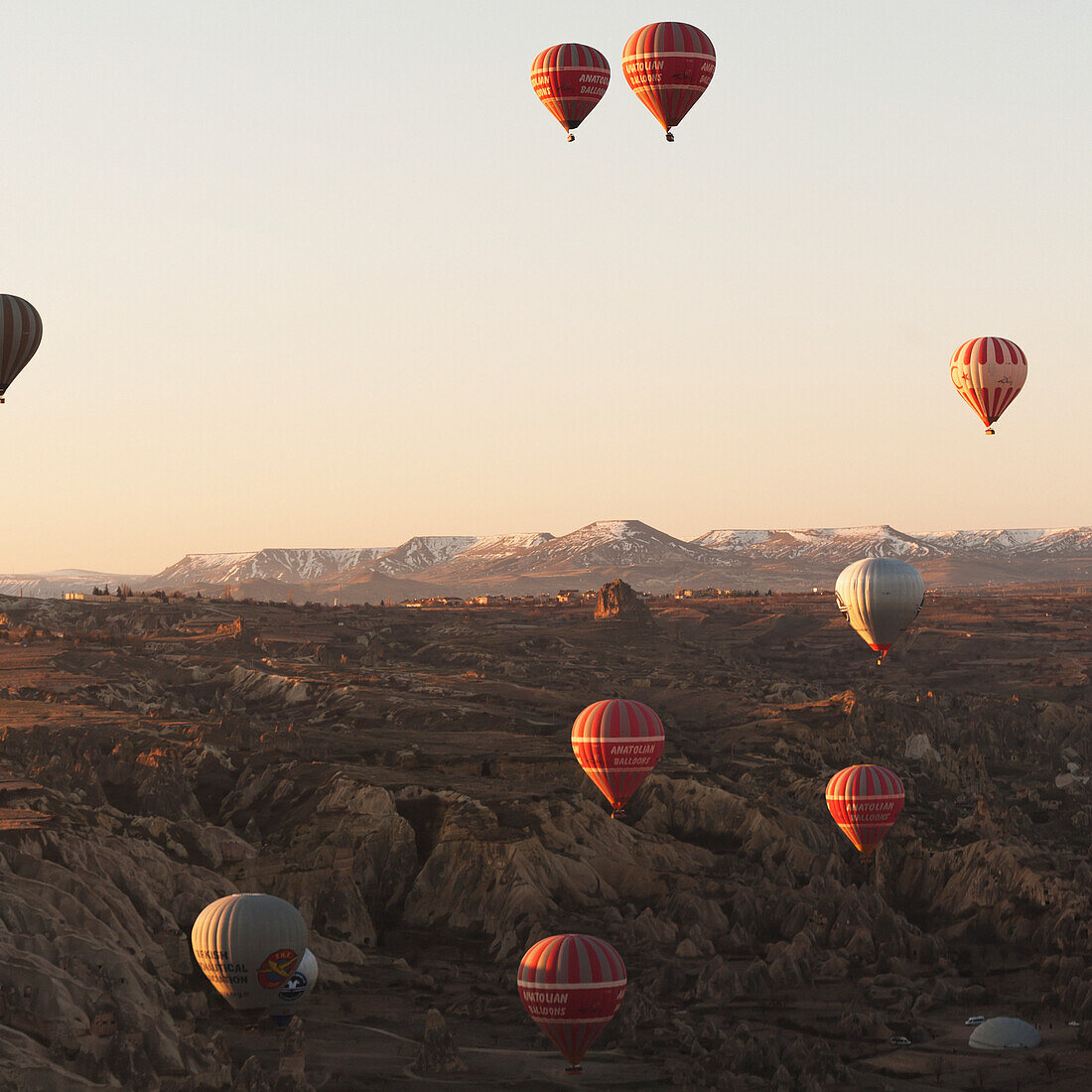 Zahlreiche Heißluftballons Am Himmel; Goreme Nevsehir Türkei