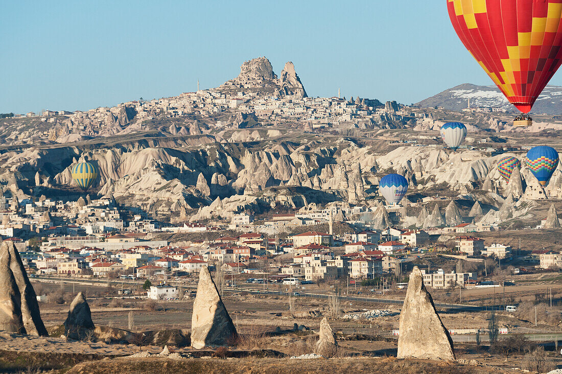 Heißluftballons in der Luft über der Stadt; Goreme Nevsehir Türkei